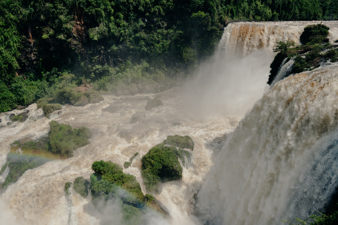 Cascadas de gran caudal rodeadas de vegetación