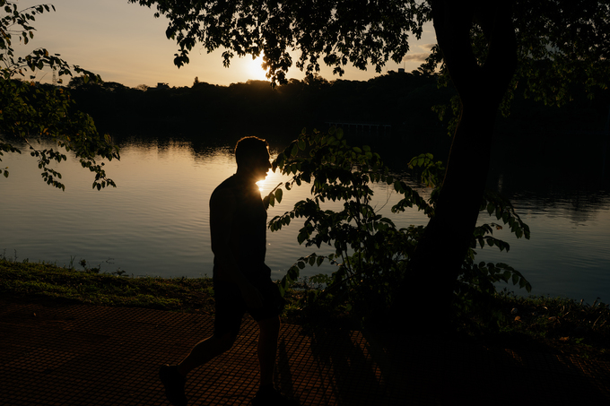 Silueta en movimiento al atardecer junto al agua