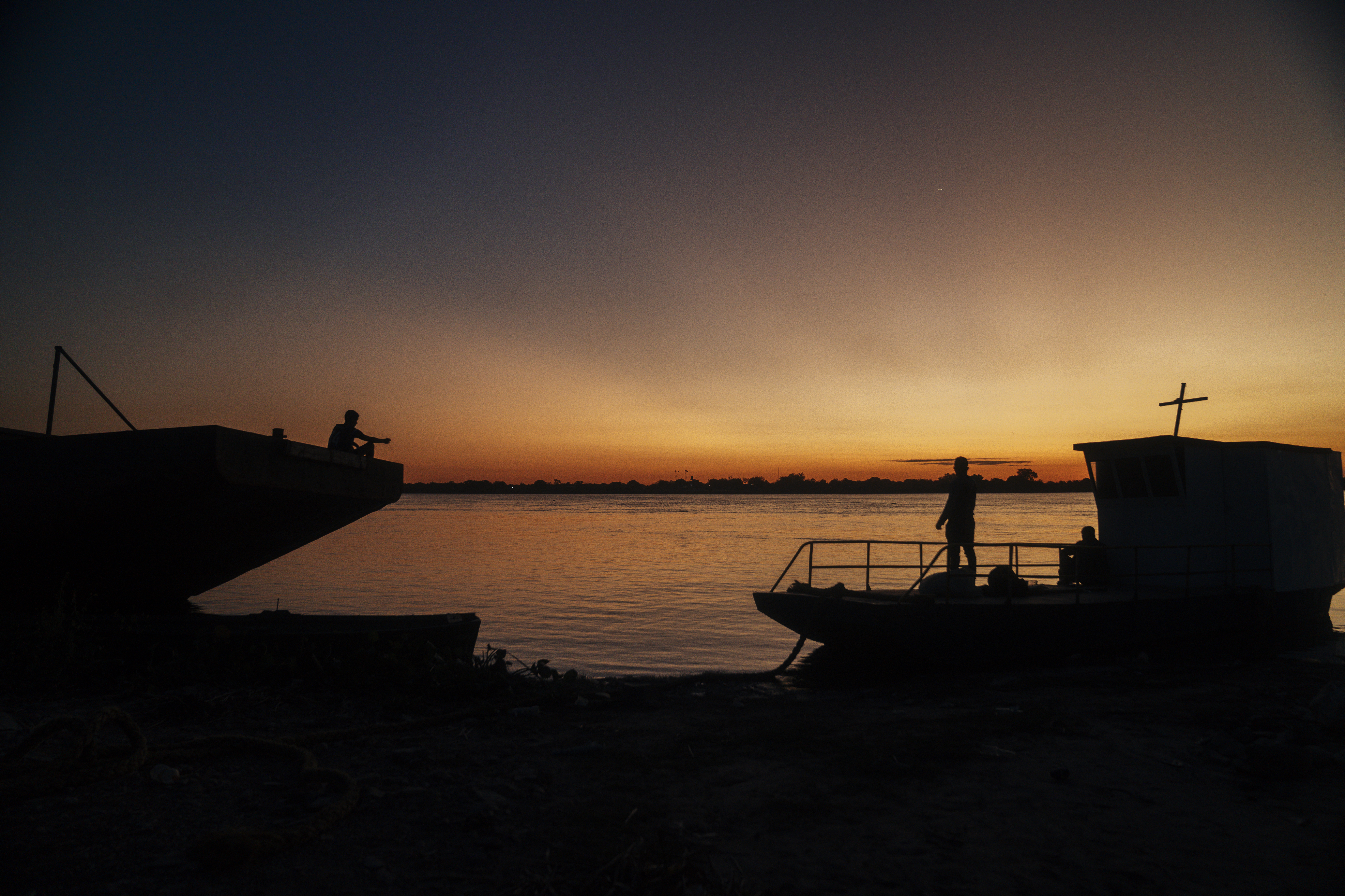 Atardecer posado sobre el río