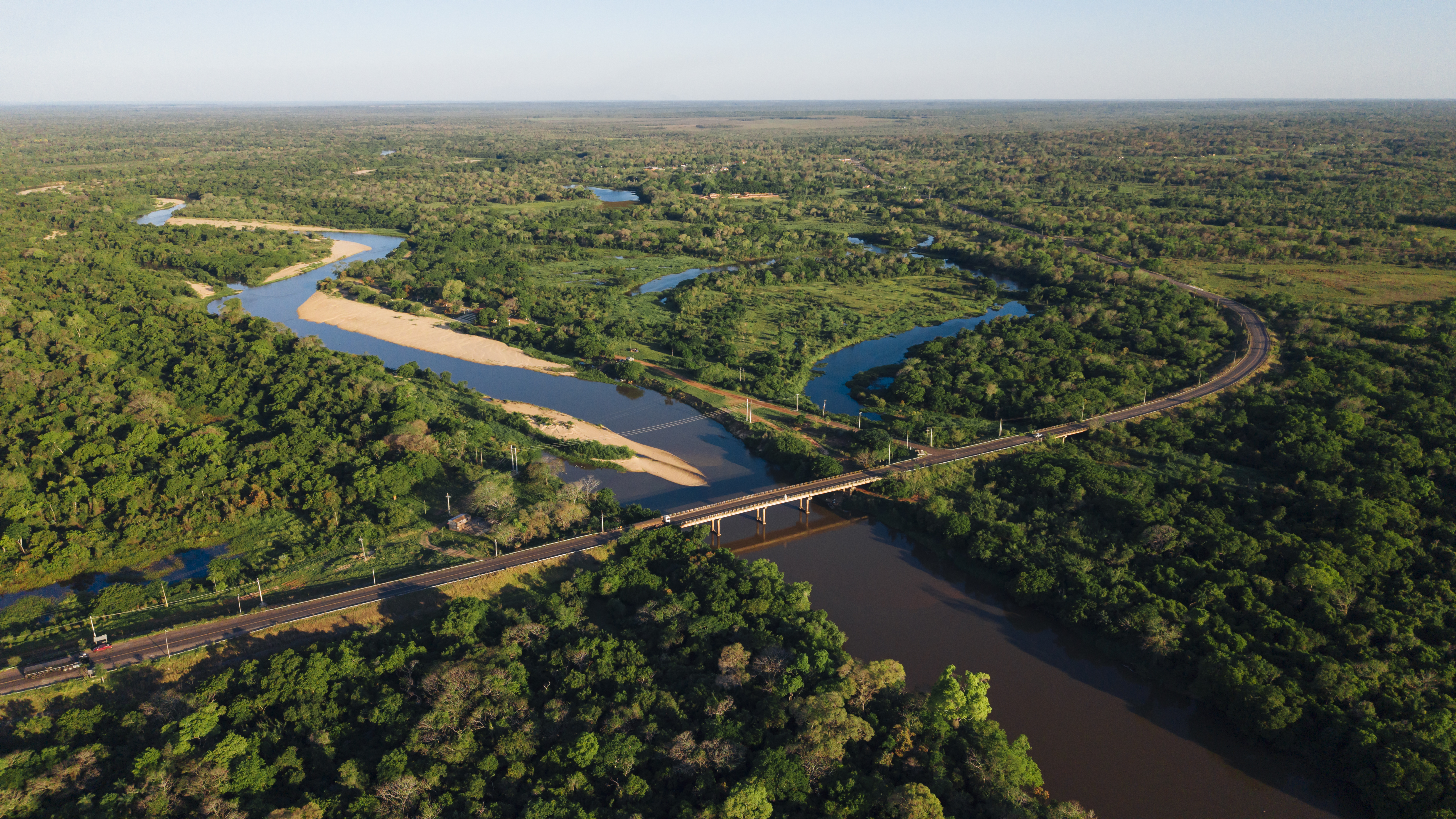 Ruta atravesando el río entre verde infinito