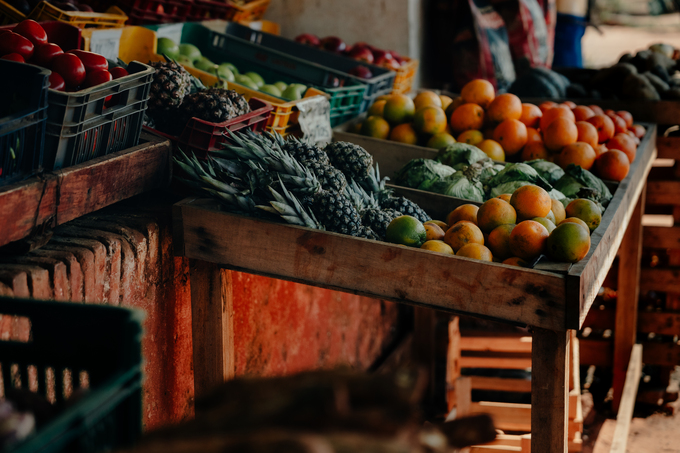 Puesto de frutas frescas en mercado local
