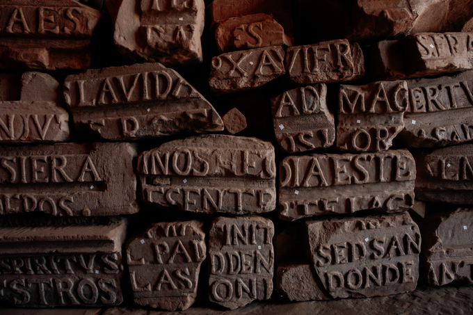 Fragmentos de piezas con inscripciones talladas en relieve
